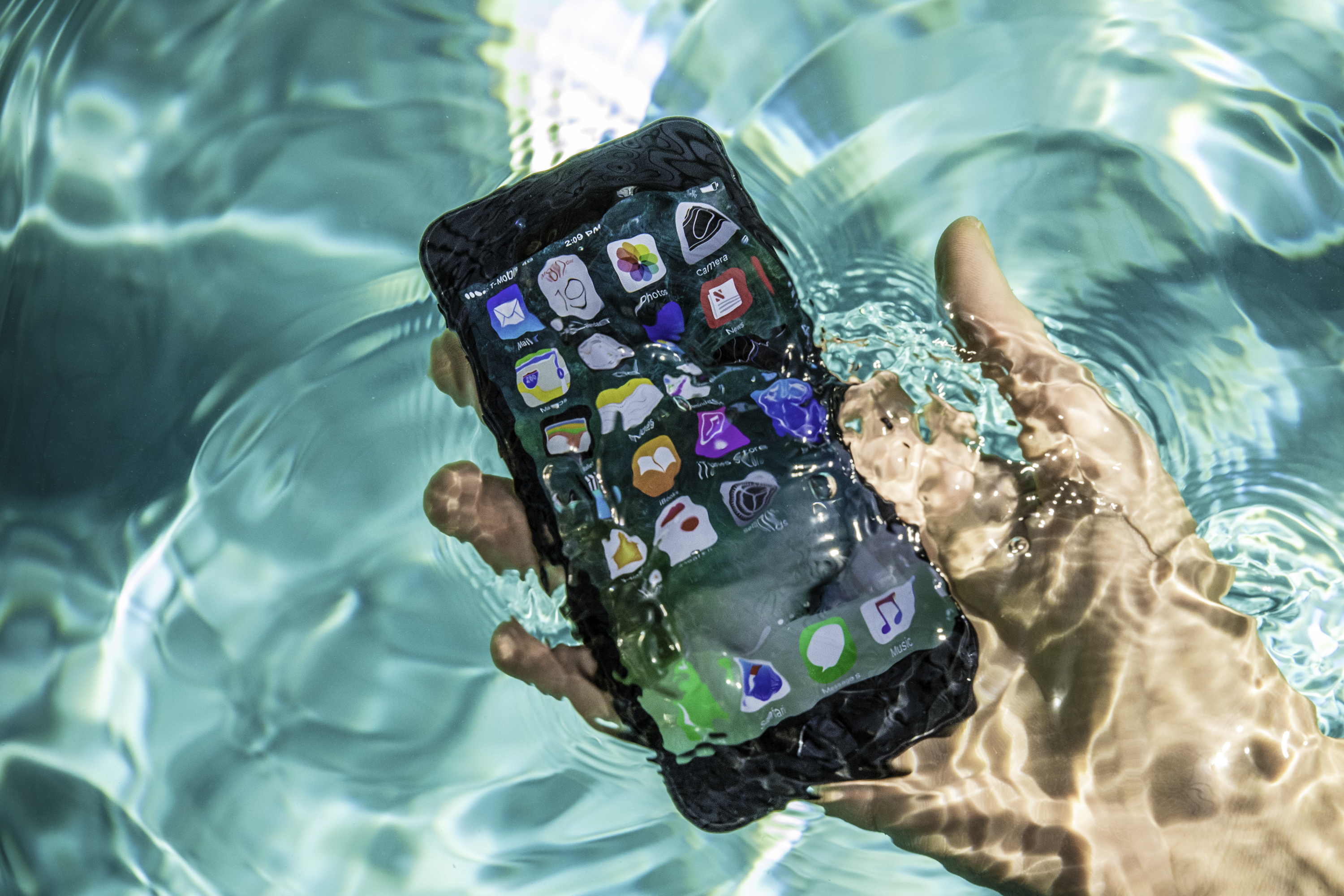 Xiaomi залил водой. Iphone 7 Водонепроницаемый. Смартфон в воде. Айфон под водой. Смартфон падает в воду.